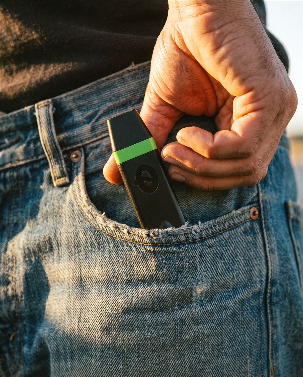 Hand pulling a CAPNOS Zero from a jeans pocket